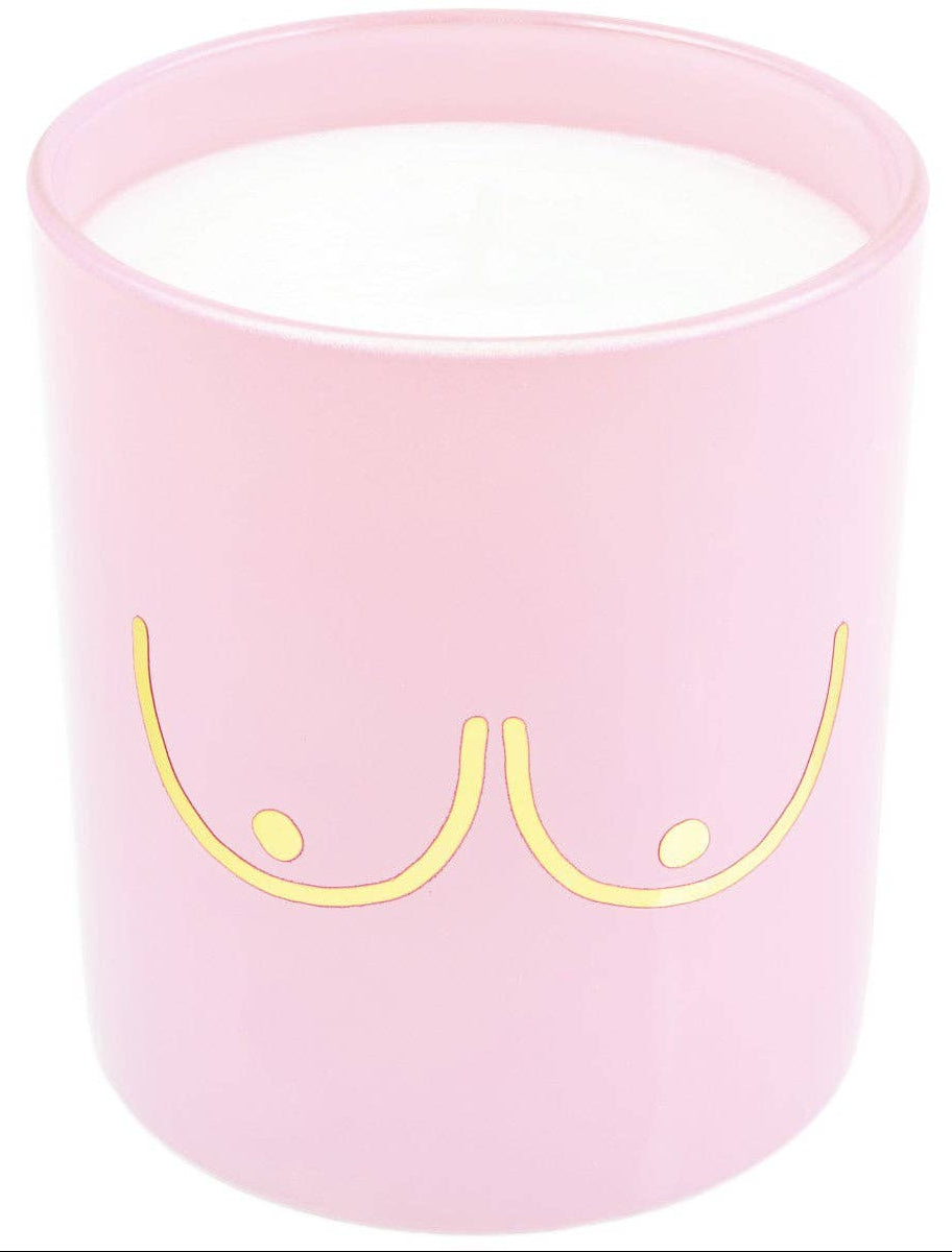 Bougie féministe décorée d'un dessin de sein. Soutient à l'association Ruban rose. bougie décorative. Bougie parfumée Lupinette Bruxelles. Sélectionnée par les concepts stores Lupinette Bruxelles à Uccle Saint-Gilles Ixelles.