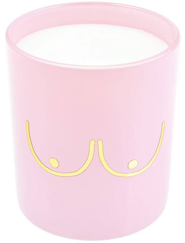 Bougie féministe décorée d'un dessin de sein. Soutient à l'association Ruban rose. bougie décorative. Bougie parfumée Lupinette Bruxelles. Sélectionnée par les concepts stores Lupinette Bruxelles à Uccle Saint-Gilles Ixelles.