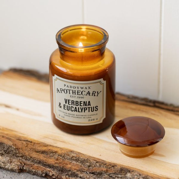 Bougie Apothecary Paddywax à la senteur Verveine et Eucalyptus, idéal comme idée cadeau original ou pour soi-même, pour parfumer son intérieur.