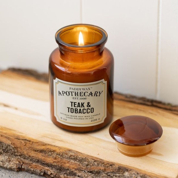 Bougie Apothecary Paddywax à la senteur Teck et Tabac, idéal comme idée cadeau original ou pour soi-même, pour parfumer son intérieur.
