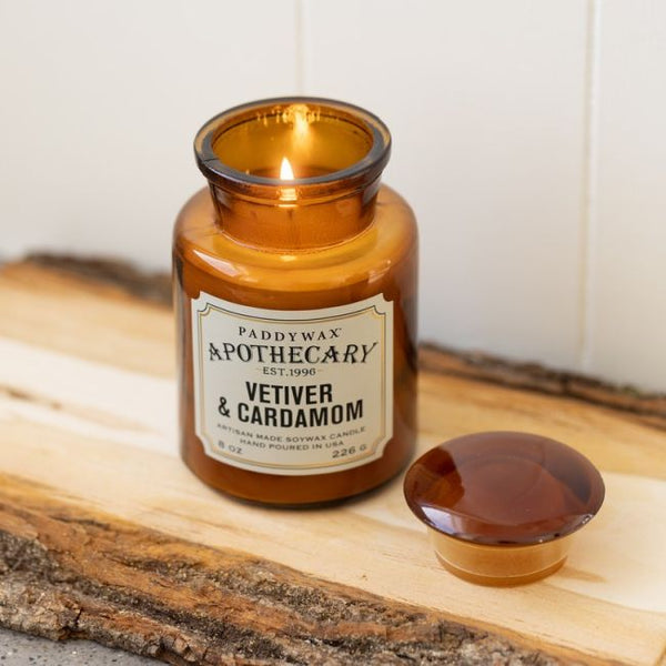 Bougie Apothecary Paddywax à la senteur Vétiver et Cardamome, idéal comme idée cadeau original ou pour soi-même, pour parfumer son intérieur.