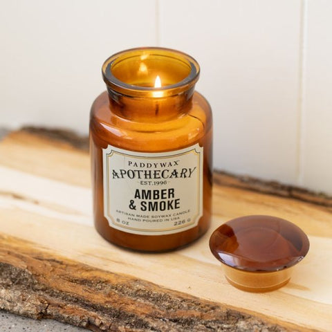 Bougie Apothecary Paddywax à la senteur Ambre et fumée, idéal comme idée cadeau original ou pour soi-même, pour parfumer son intérieur.