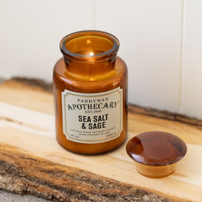 Bougie Apothecary Paddywax à la senteur Sel marin et sauge, idéal comme idée cadeau original ou pour soi-même, pour parfumer son intérieur.