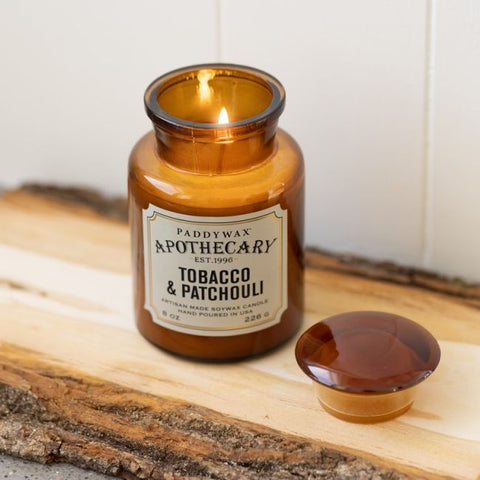 Bougie Apothecary Paddywax à la senteur Tabac et Patchouli, idéal comme idée cadeau original ou pour soi-même, pour parfumer son intérieur.