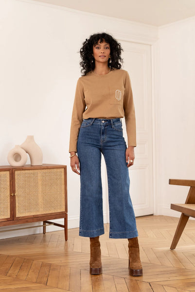 Jeans Windy de couleur bleue vue de loin sur mannequin, porté