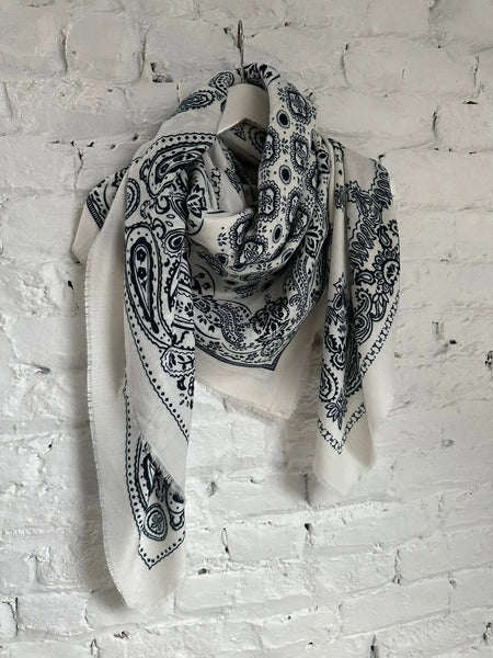 Foulard/Echarpe blanche avec des motifs noirs, de taille 140 par 140, vu d'ensemble