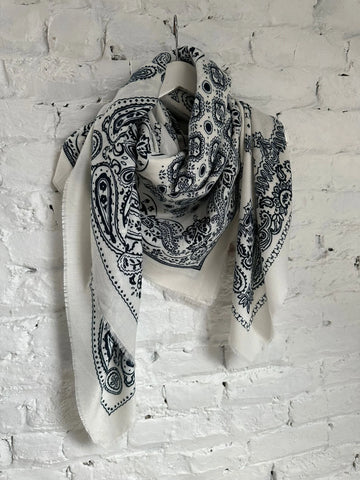 Foulard/Echarpe blanche avec des motifs noirs, de taille 140 par 140, vu d'ensemble