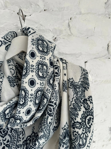 Foulard/Echarpe blanche avec des motifs noirs, de taille 140 par 140
