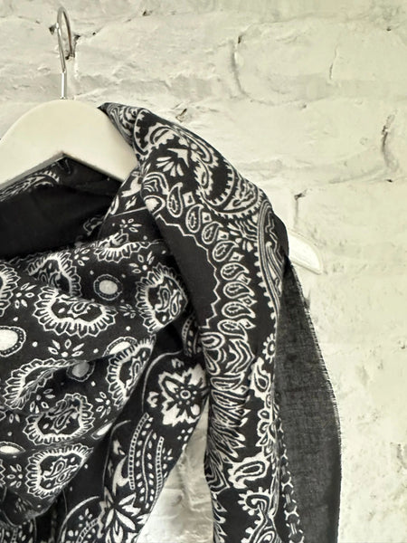 Foulard/Echarpe noire avec des motifs blancs, de taille 140 par 140