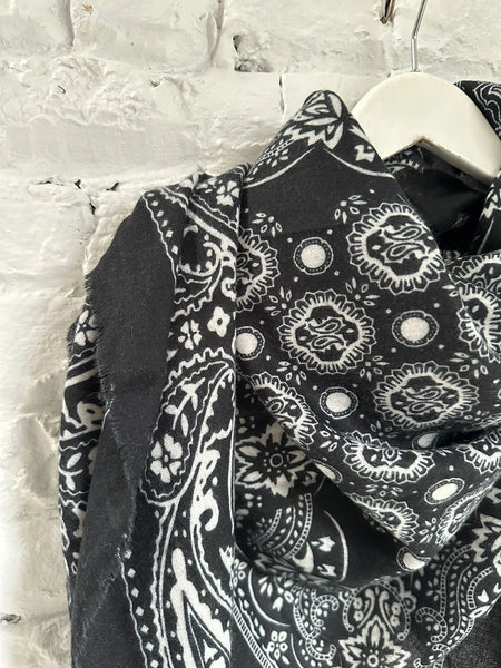 Foulard/Echarpe noire avec des motifs blancs, de taille 140 par 140