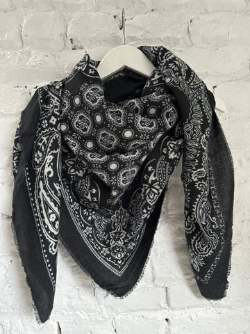 Foulard/Echarpe noire avec des motifs blancs, de taille 140 par 140, vu d'ensemble