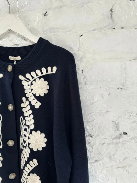 Gilet en broderie bleu et blanc vu de face