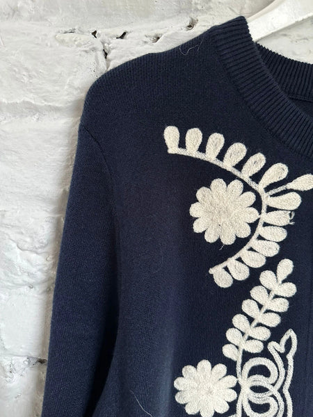 Gilet en broderie bleu et blanc vu de face