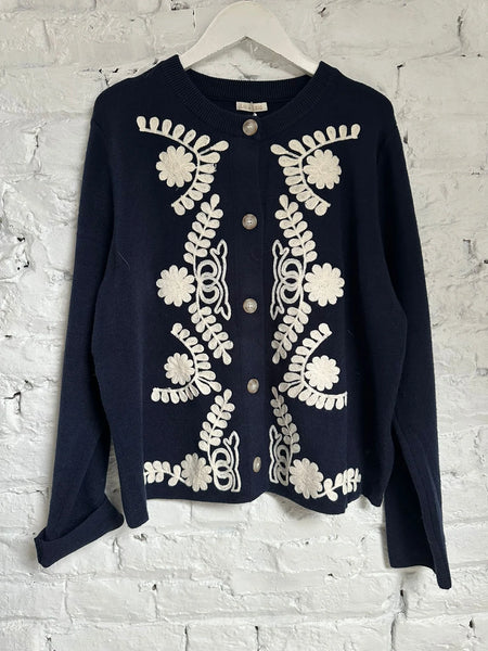 Gilet en broderie bleu et blanc vu de face