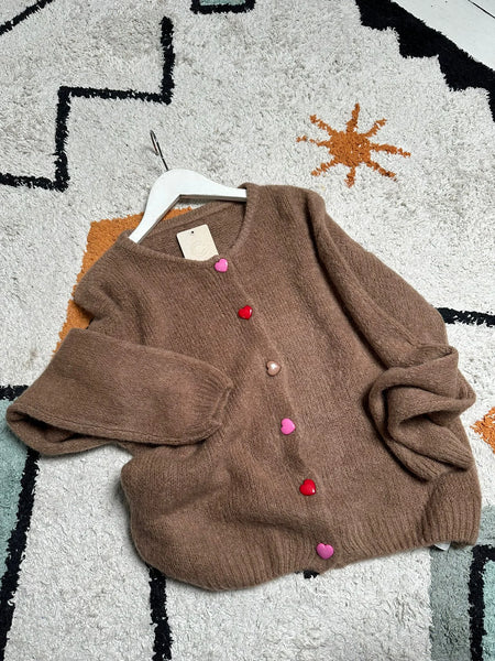 Gilet marron à manches longues avec des boutons en formes de cœurs roses, rouges et marrons, vu d'ensemble