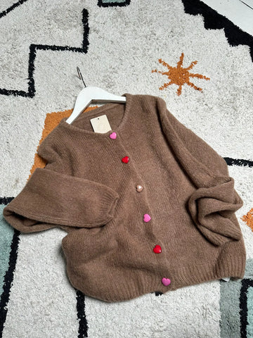 Gilet marron à manches longues avec des boutons en formes de cœurs roses, rouges et marrons, vu d'ensemble