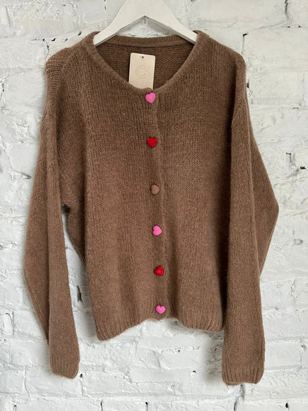 Gilet marron à manches longues avec des boutons en formes de cœurs roses, rouges et marrons, vu de face