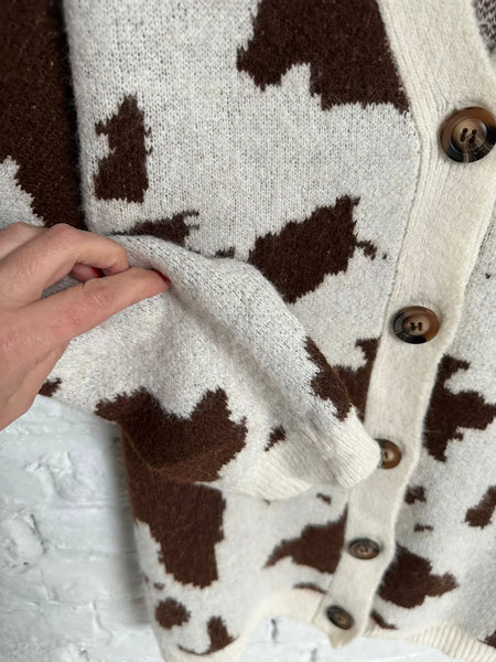 Gilet avec motifs de vache, blanc et marron, zoom sur les manches