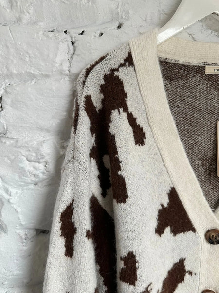 Gilet avec motifs de vache, blanc et marron, vu sur le col