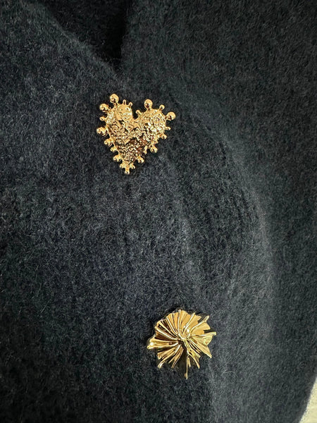 Gilet sans manches avec boutons en formes de cœurs dorés, zoom sur les boutons