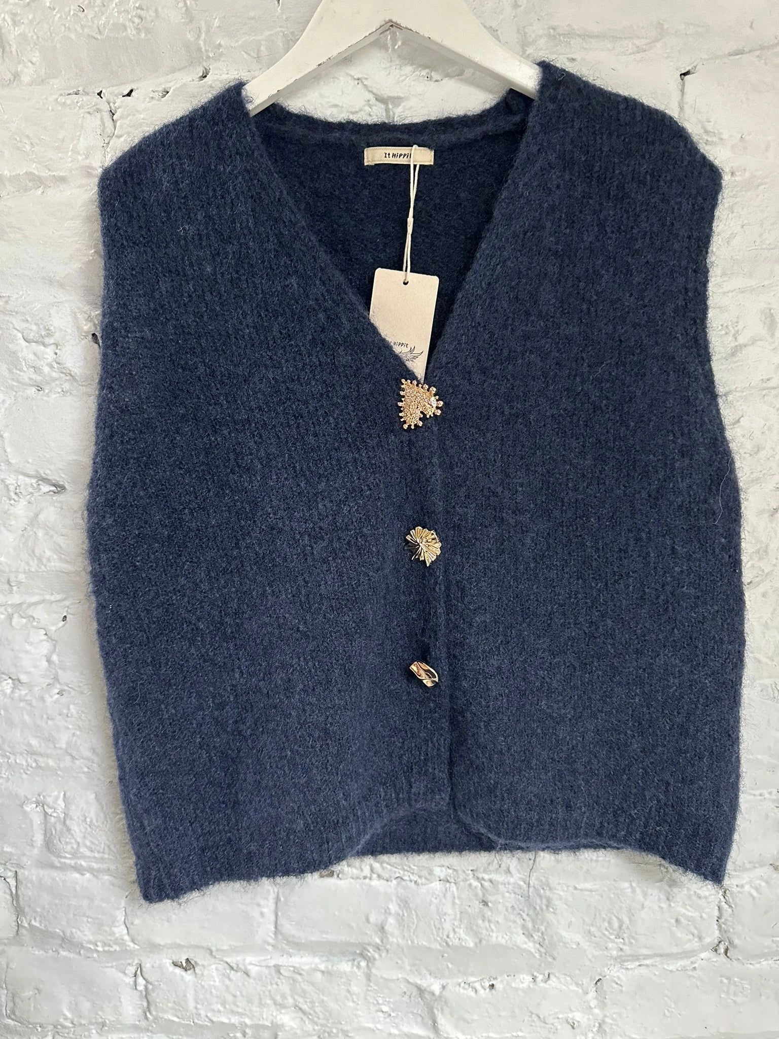 Gilet sans manches avec boutons en formes de cœurs dorés vue de face