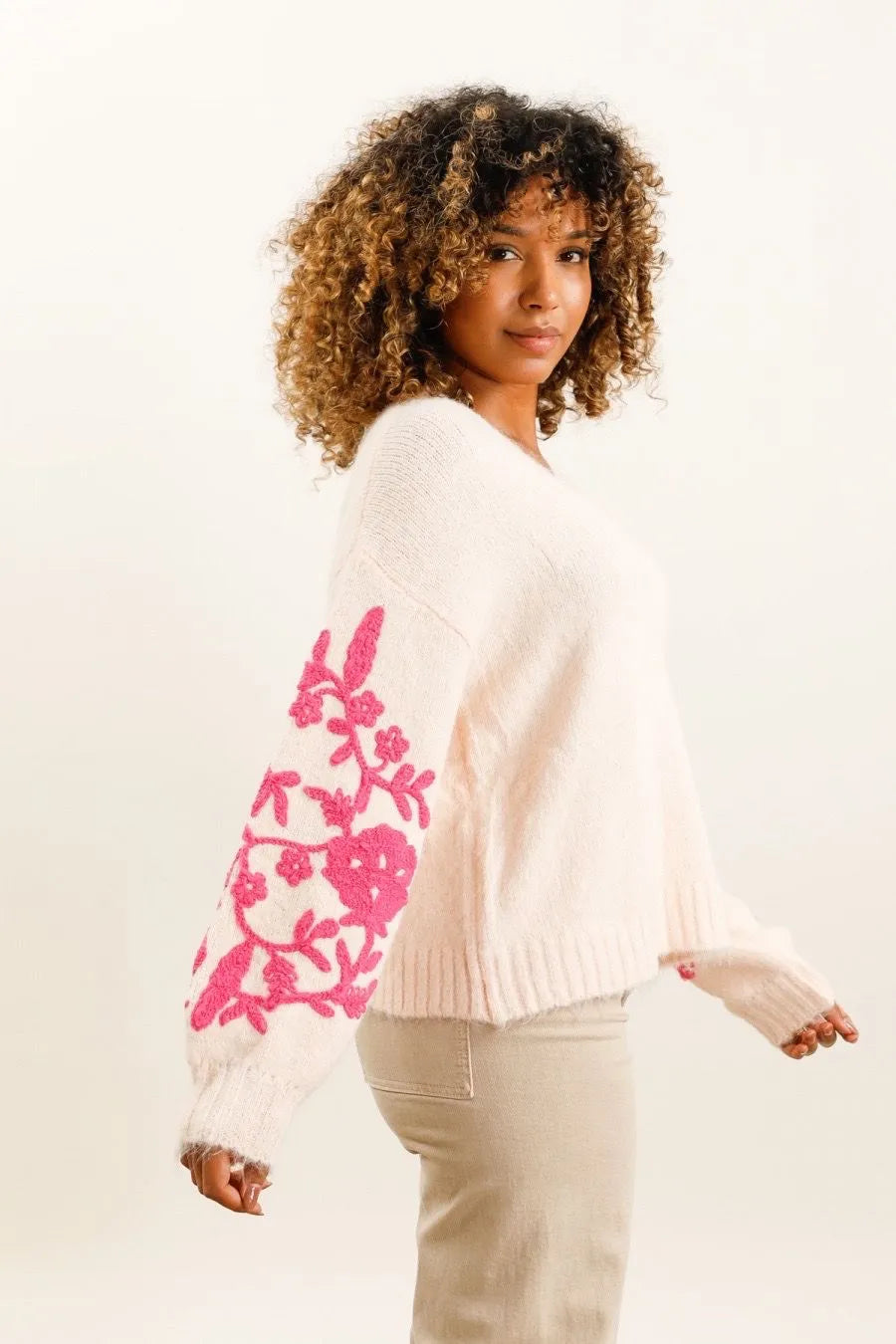 Pull blanc avec les manches roses brodées, motifs de fleurs