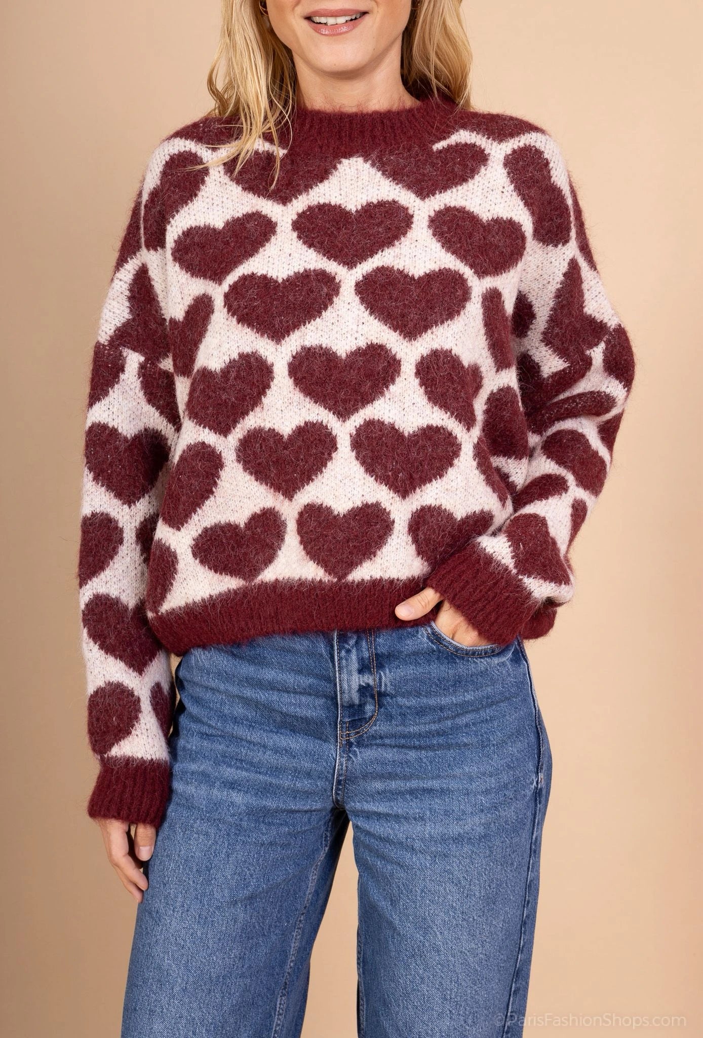 Pull blancs avec des grands cœurs de couleur bordeaux.