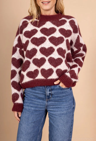 Pull blancs avec des grands cœurs de couleur bordeaux.