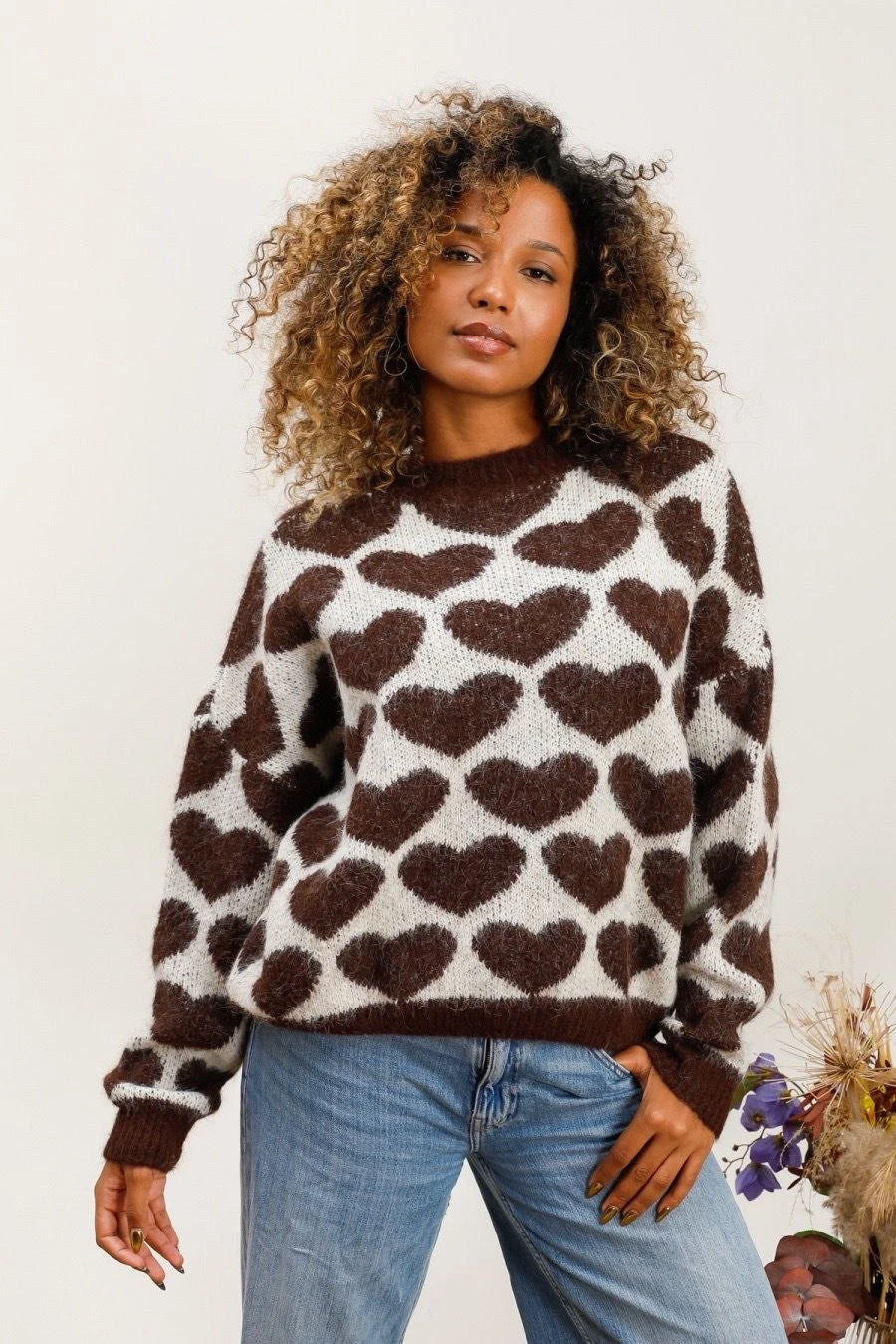Pull blanc avec des grands cœurs de couleur marron.