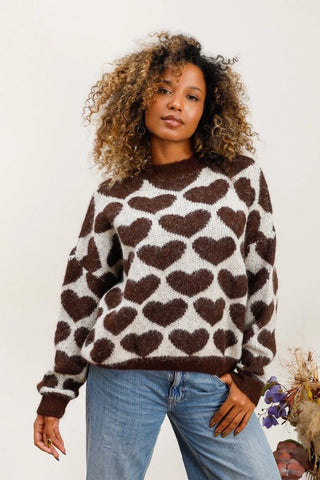 Pull blanc avec des grands cœurs de couleur marron.