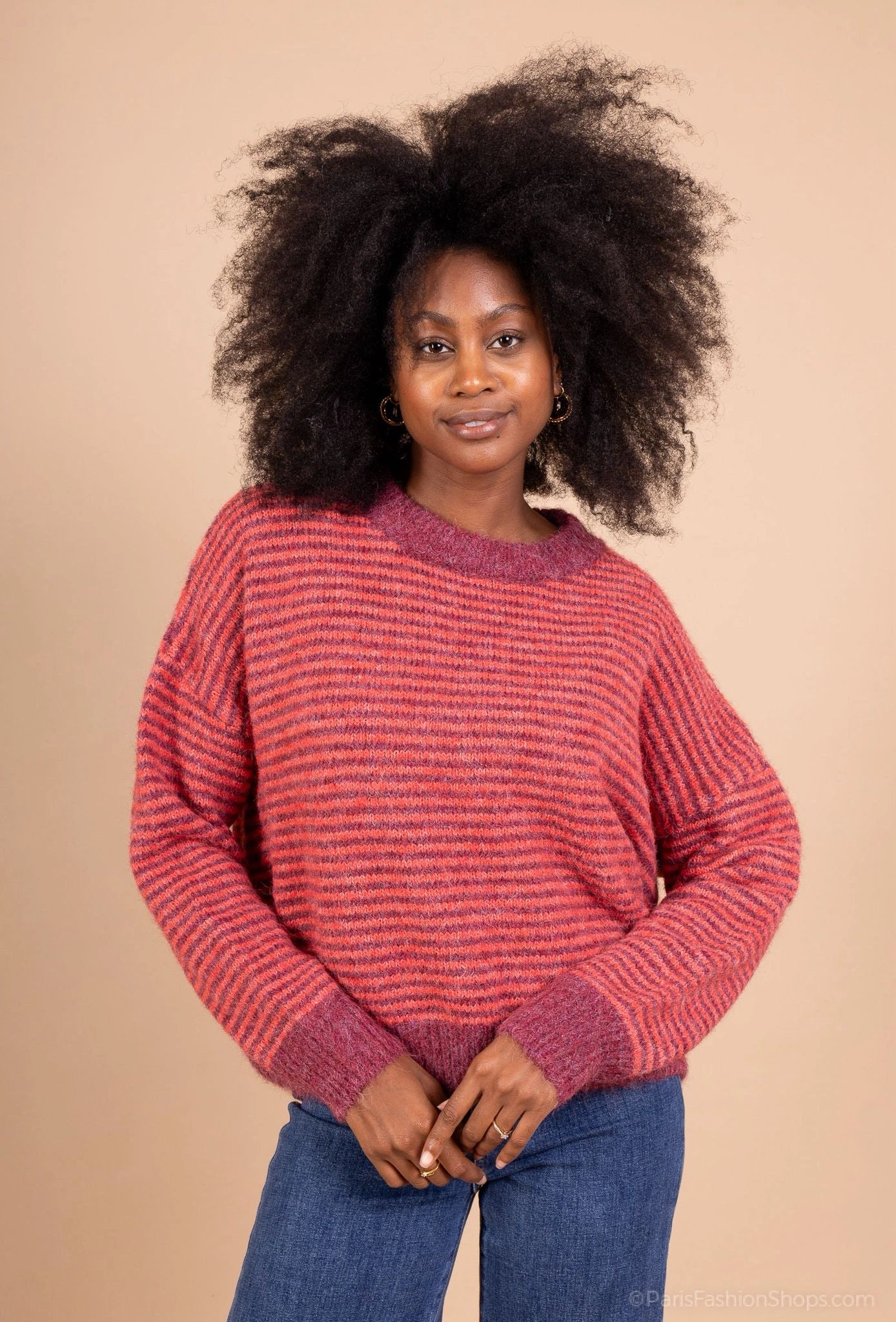 Pull avec des lignes rouges et violettes, ainsi qu'un col et le bas des manches violets.