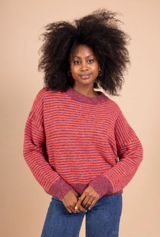 Pull avec des lignes rouges et violettes, ainsi qu'un col et le bas des manches violets.