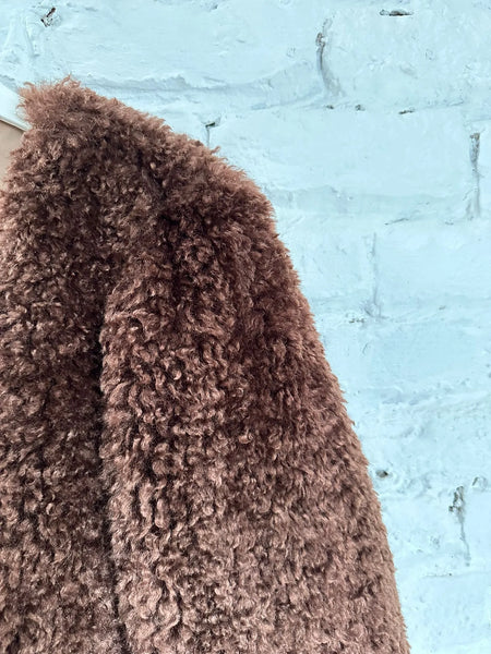 Veste marron à manches longues, zoom sur la matière