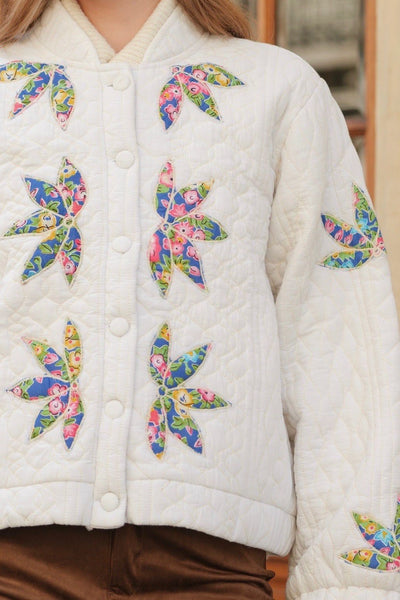 Veste blanche à manches longues avec des motifs floraux multicolores, taille unique, disponible également dans nos concepts store de Bruxelles