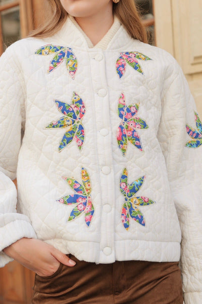 Veste blanche à manches longues avec des motifs floraux multicolores, taille unique, disponible également dans nos concepts store de Bruxelles