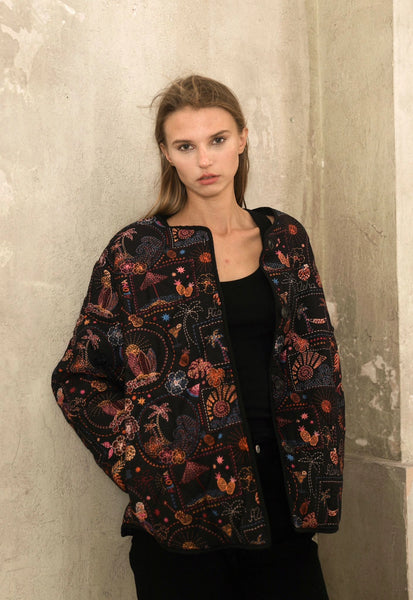 Veste à manches longues aux motifs tropicaux, taille unique, disponible également dans nos concepts store de Bruxelles