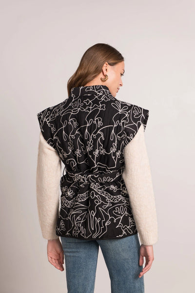 Veste sans manches noire avec des motifs blancs, taille unique, disponible également dans nos concepts store de Bruxelles
