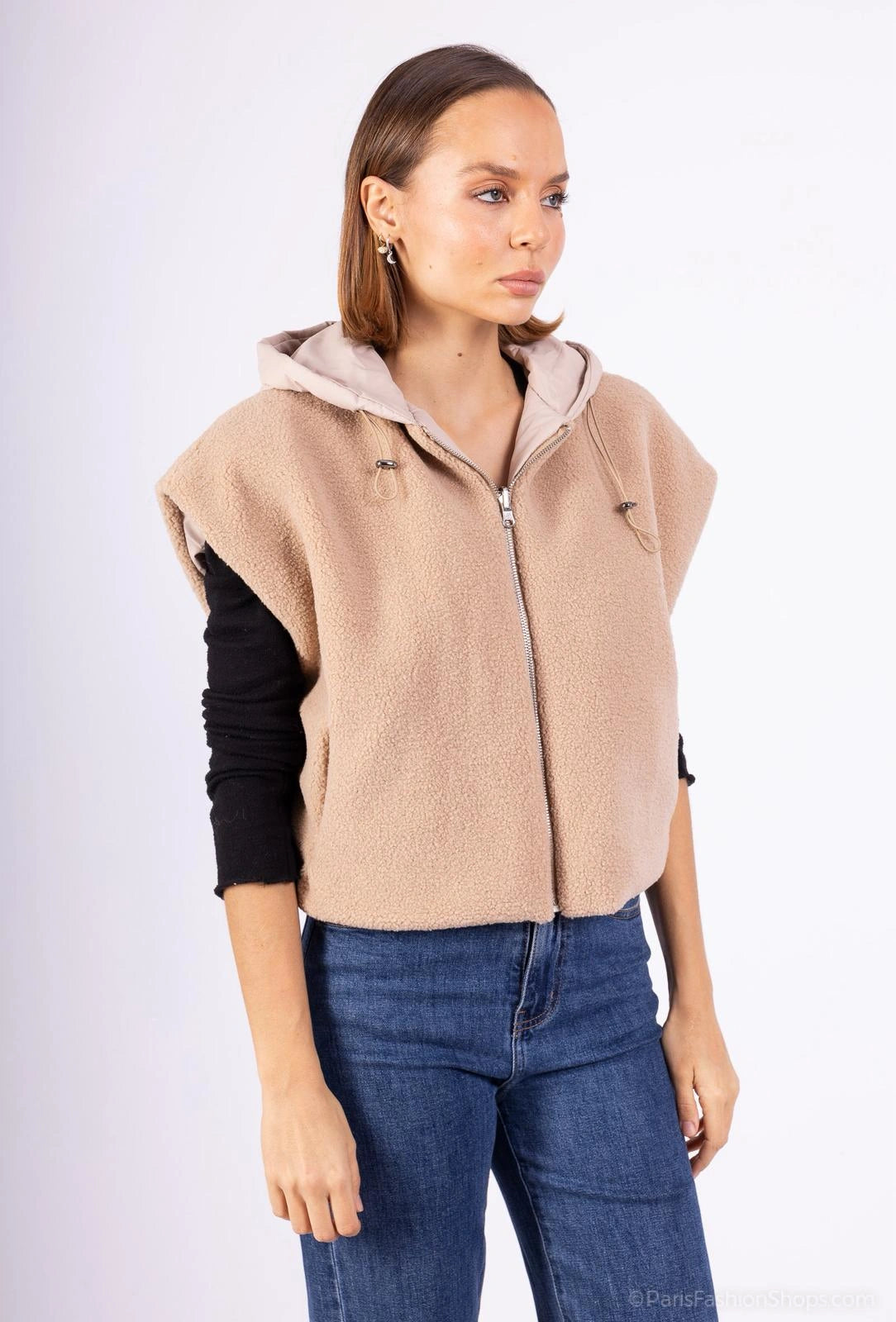 Veste sans manches, de couleur beige, réversible.